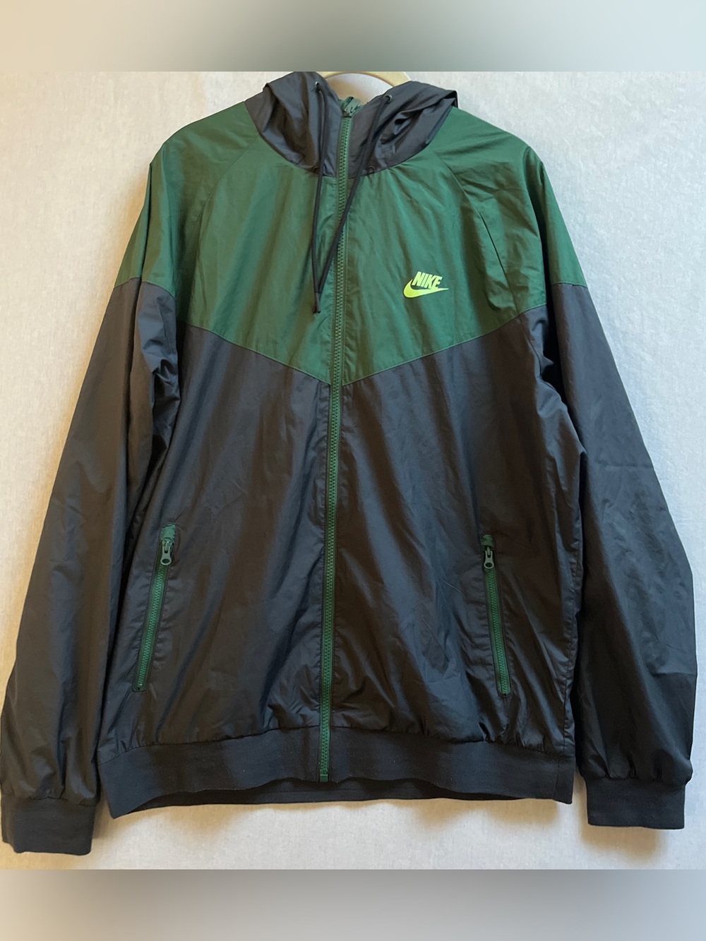 Nike Mens Size Green And Black Windbreaker Jacket Hooded Water Resistant